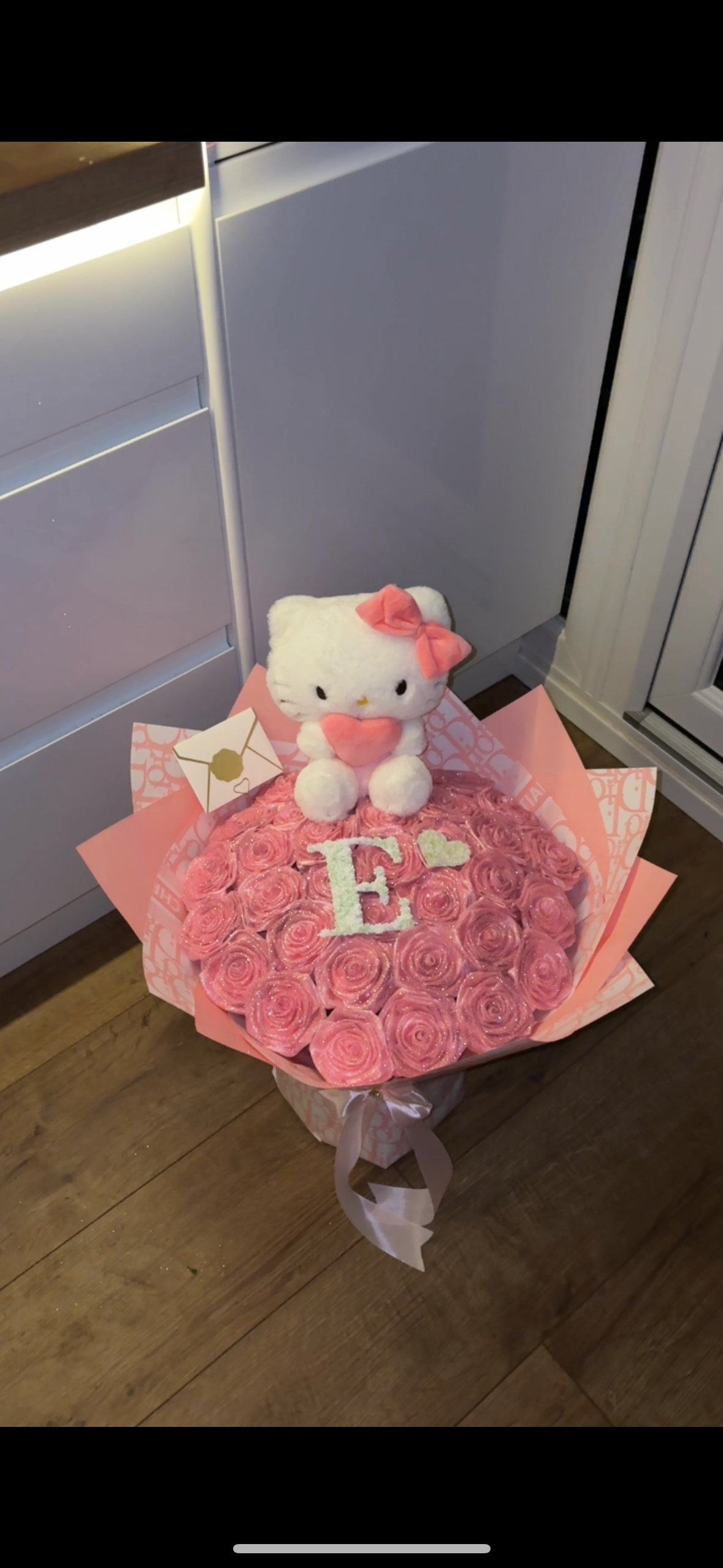 Large Hello kitty theme 40 rose bouquet (not inc balloon)